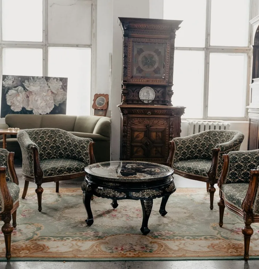 Intérieur familial avec meubles et objets anciens