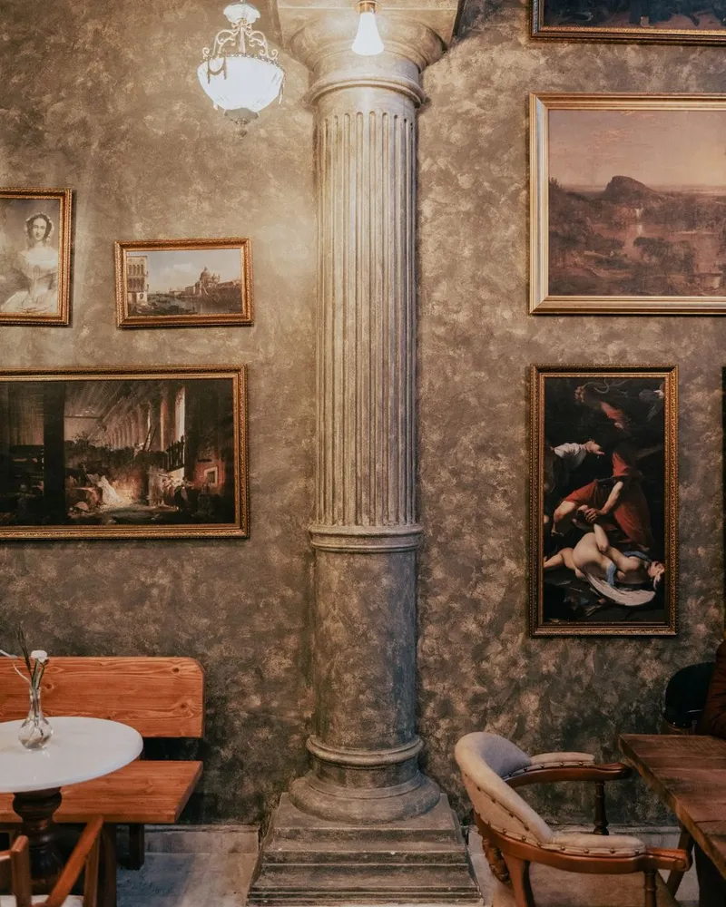 Intérieur d'époque avec mobilier et objets anciens